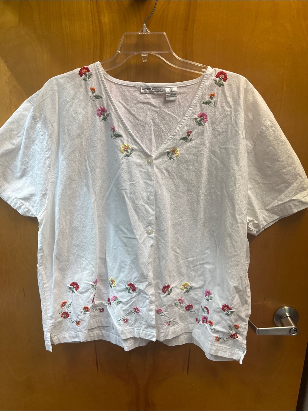 Allyson Whitmore White Button-Front Floral Embroidered V-Neck Blouse